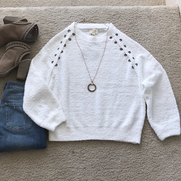 ❤️1 SMALL❤️Super Soft Detailed White Sweater - Picture 4 of 6